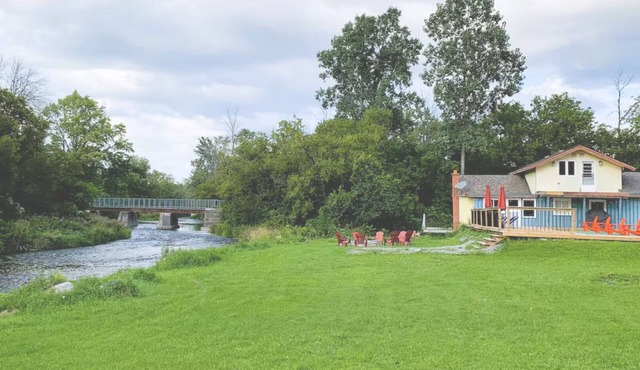 5 BR Creekside Escape I Hot Tub I Fire pit I BBQ in Quinte West
