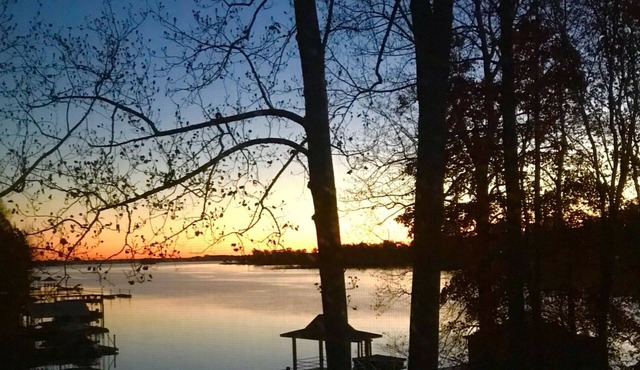 5 star LKN single story guest house with dock/slip access in Denver