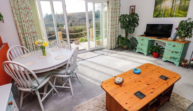 51 LLANTEG PARK, romantic, with a garden in Amroth