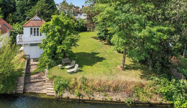 6 bedroom accommodation in Sunbury-On-Thames
