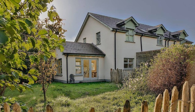 6 bedroom house situated beside the River Boyne and Ramparts Walk close to Slane Bridge and 5 minute