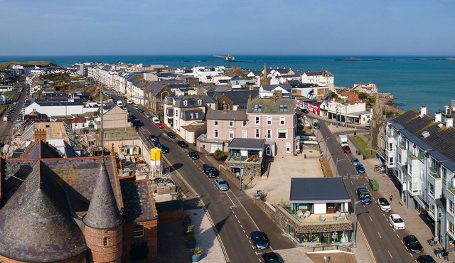 7 bedroom Large restored Victorian Townhouse in the centre of Portrush