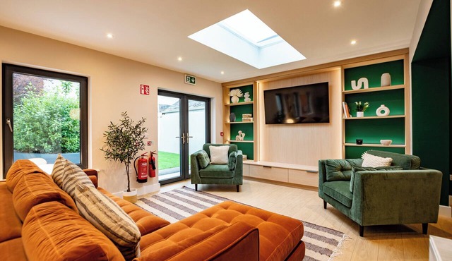 9BR Galway House - Walk to Eyre Square - Parking for 5 Cars