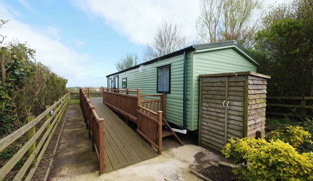ABBEY VIEW @ SUMMERFIELD FARM, pet friendly, with a garden in Hawsker