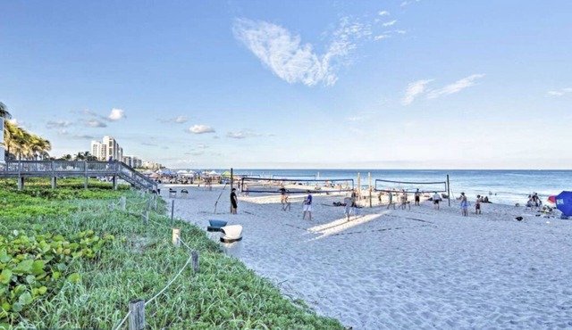Adorable 1bdr cottage steps to beach! in Deerfield Beach