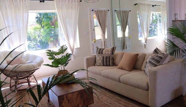 Adorable Cottage Steps From The Beach! Sleeps Up To 8, FAMILY AND PET FRIENDLY in Deerfield Beach