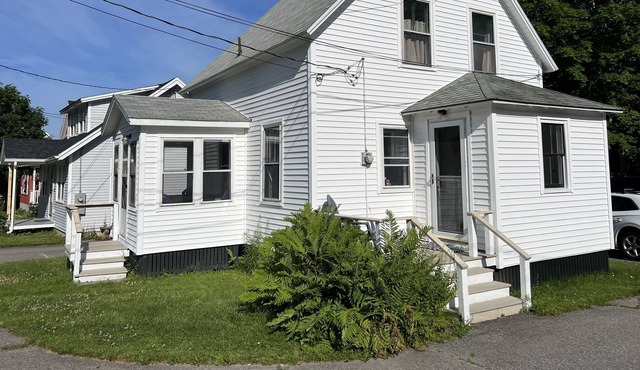 Adorable two bedroom cottage, walking distance to town. in Mount Desert