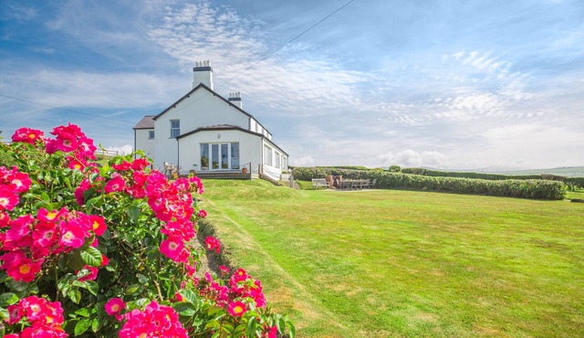 Afallon - Six Bedroom House, Sleeps 14