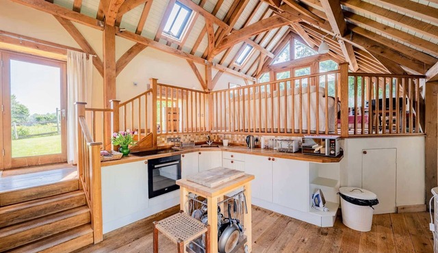 Airy Barn Conversion, Private Parking & Garden