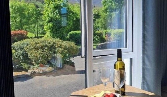 Apartment - Sleeps 3 - Westport , Free Parking