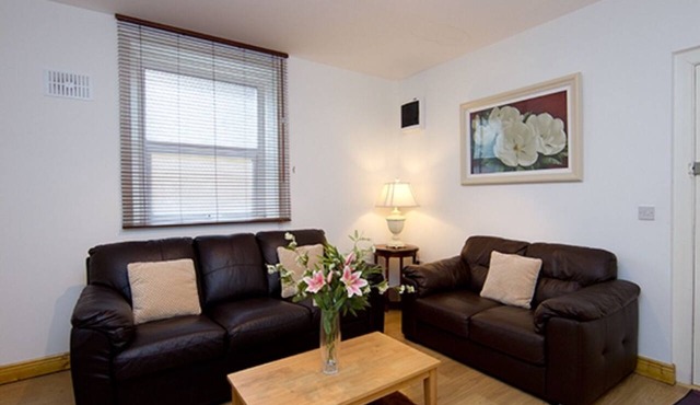 Apt sleeps 5 within walking distance to city, park 10 min walk and zoo 15 min
