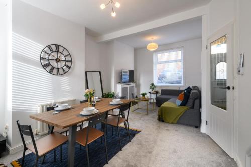 Asher Suite I Cozy 2BR I Near Gavin and Stacey Pub I Barry Town Centre I Barry Docks Train Station I Barry Island I WiFi I Parking and Easy Cardiff Access