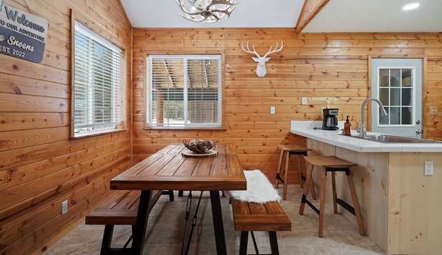 Basecamp - Cabin, Private Fenced Beauty! Detached Game Room, Darts, Basketball, Foosball in La Pine