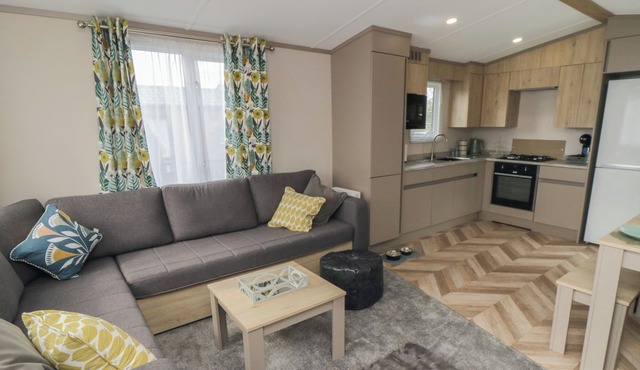 BAYWOOD VIEW, pet friendly, with hot tub in Rillington