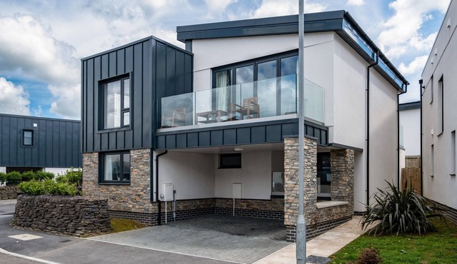 BEACH HAVEN, pet friendly, luxury holiday cottage in Perranporth