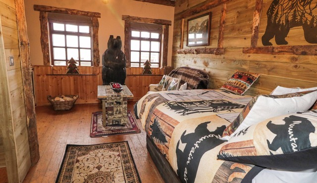 BEAR CLAW LODGE, pet friendly, with a garden in Castlerock
