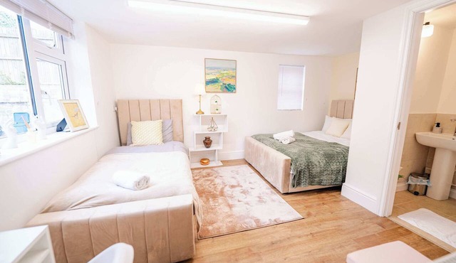 Beautiful 3 Bed Cottage - Hot Tub & Free Parking