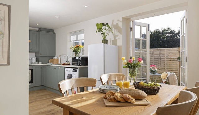 Beautiful dog friendly holiday cottage in picturesque village - Tower View