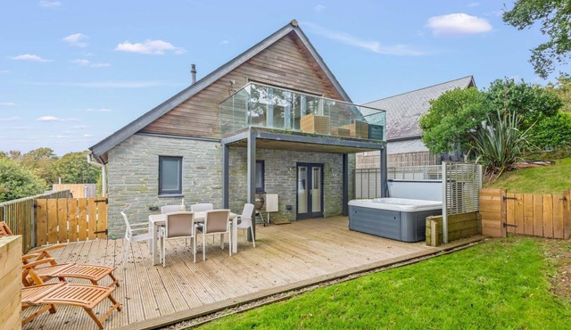 Beautiful holiday home with hot tub, just a walk away from Talland beach.