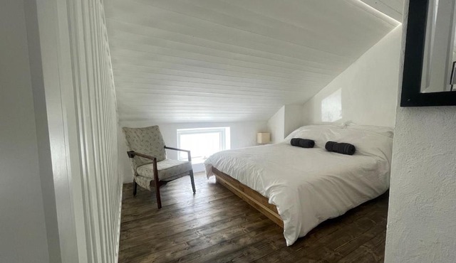 Beautiful Lakeside Cottage in Donegal Gaeltacht