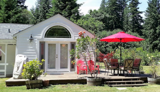 Beautiful two bedroom one bath house overlooking the Siuslaw river. in Mapleton