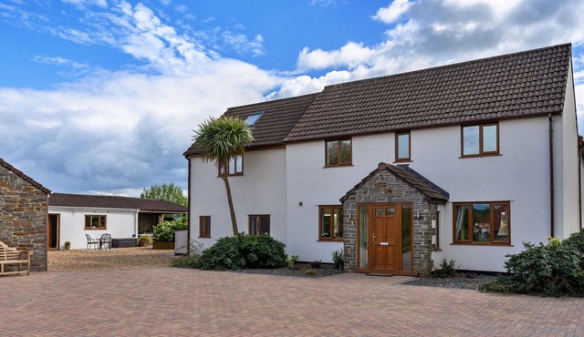 Beautiful villa for 12 people with WIFI, hot tub, terrace and pets allowed