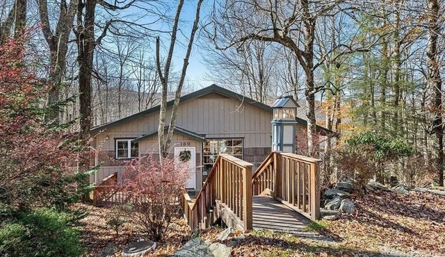 Beech Mountain retreat with 4 bedrooms, hot tub, sauna, and game room. in Beech Mountain