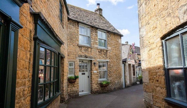 Best Location In Bourton Garden | BBQ | Parking