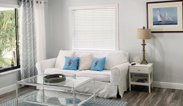 Best Location! Sunny Coastal Cottage with water access and minutes to the beach! in Jupiter