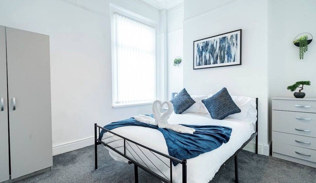 Birkenhead CH43 | Spacious 6BR Home | Sleeps 12