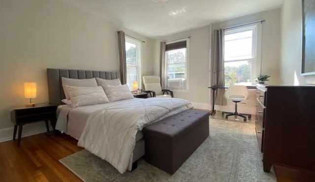 Boston 2bd King Bed near Harvard, MIT, subway near Boston. On-site free Parking in Somerville