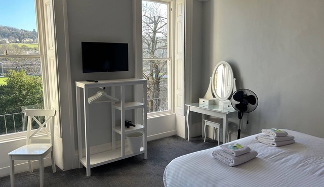 Boutique Riverside Apartment in Bath City Centre | Walk to Roman Baths & Abbey
