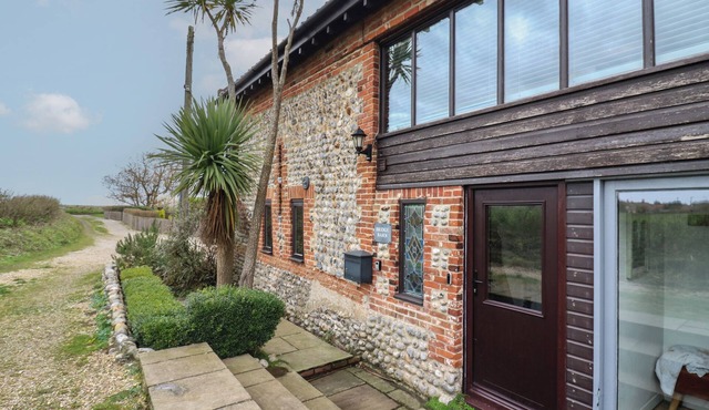 BRIDGE BARN, pet friendly, character holiday cottage in Overstrand