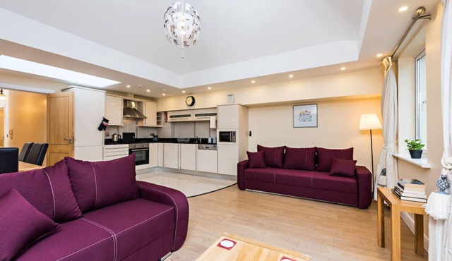 Bright 2 Bed Apartment - Incredible Balcony Views