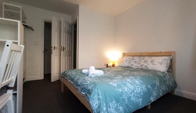 Bright, chilled ensuite DB room in a shared flat!
