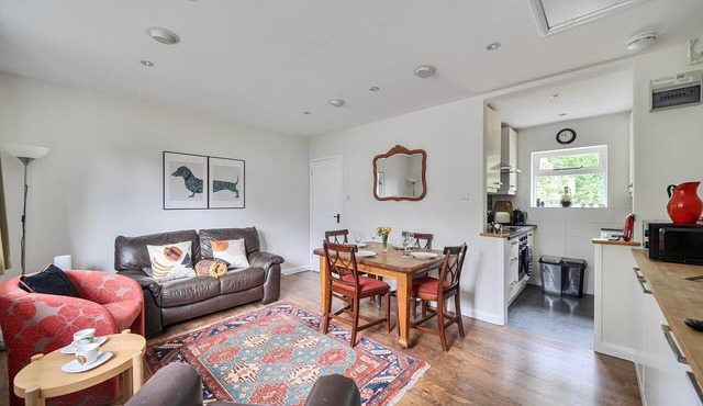 Bright Esher Home with Free Parking - Pass the Keys