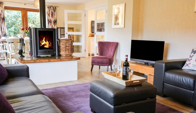 BRYONY COTTAGE, pet friendly, with open fire in Fordingbridge