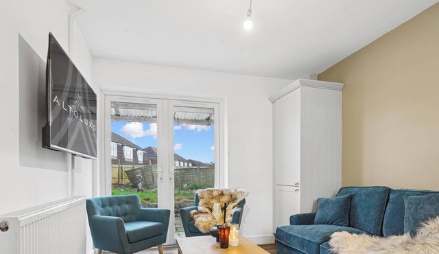 Bude Road | Cosy & Modern Retreat | Transport Link
