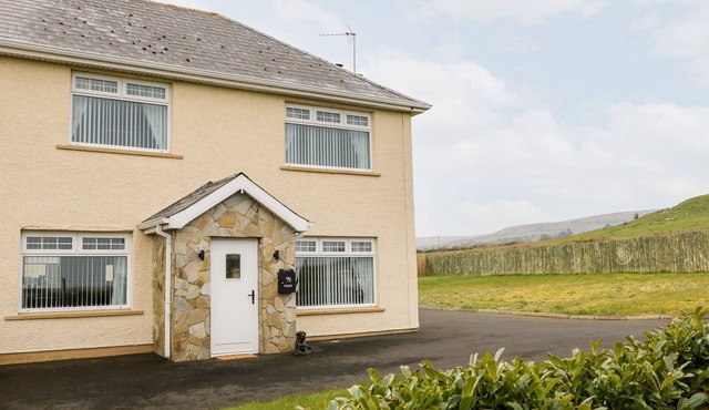 BURRENMORE RETREAT, family friendly, with open fire in Castlerock