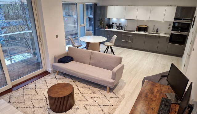 Business ready Apartment by Cambridge Station-Free Allocated Underground Parking