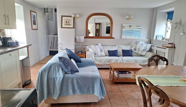Bwlchtocyn Farm Cottage & Jacuzzi, pets welcome, 10 mins walk to Abersoch Beach.