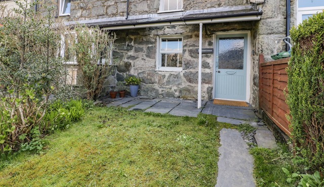 BWTHYN FFYNNON, family friendly, with open fire in Blaenau Ffestiniog