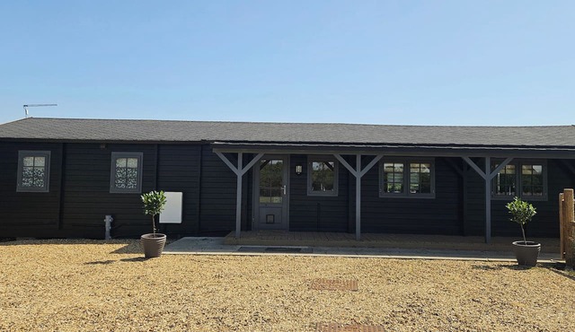 Cabin - Sleeps 6 - Free Parking & Garden