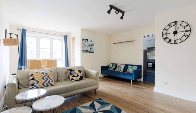 Calming 2BDR Waterfront Flat with Fantastic Views