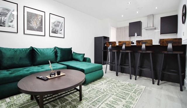 Cardiff Bloc | Prime Location | Shops & Dining