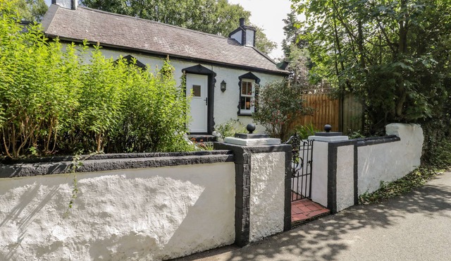 CARREG WINLLAN, with a garden in Amlwch