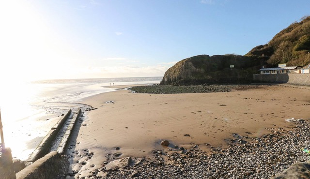 CASTLEVIEW 22, pet friendly, character holiday cottage in Pendine