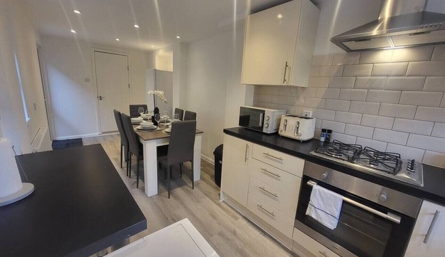 Central 5BR Retreat - Walk to Tube, Explore London