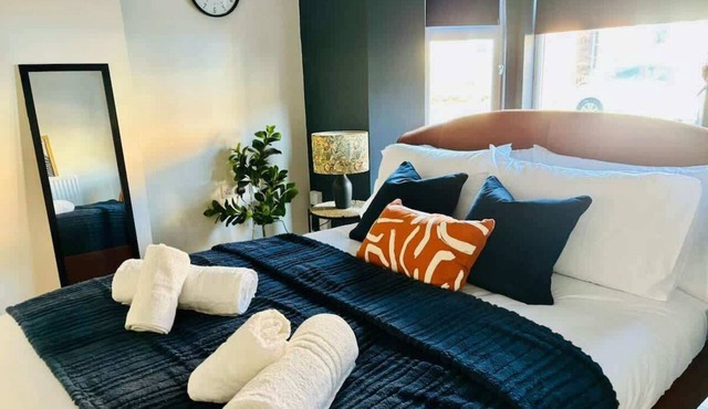 Central Gloucester: Long-Stay Base with Parking