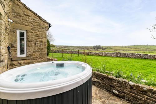 Central Malham Wellbeing Escape, 5-bed house with yoga studio in Malham